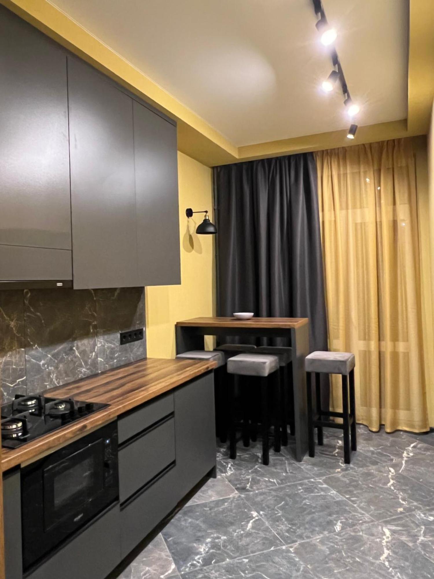 Apartments Lux In City Center Lemberg Exterior foto